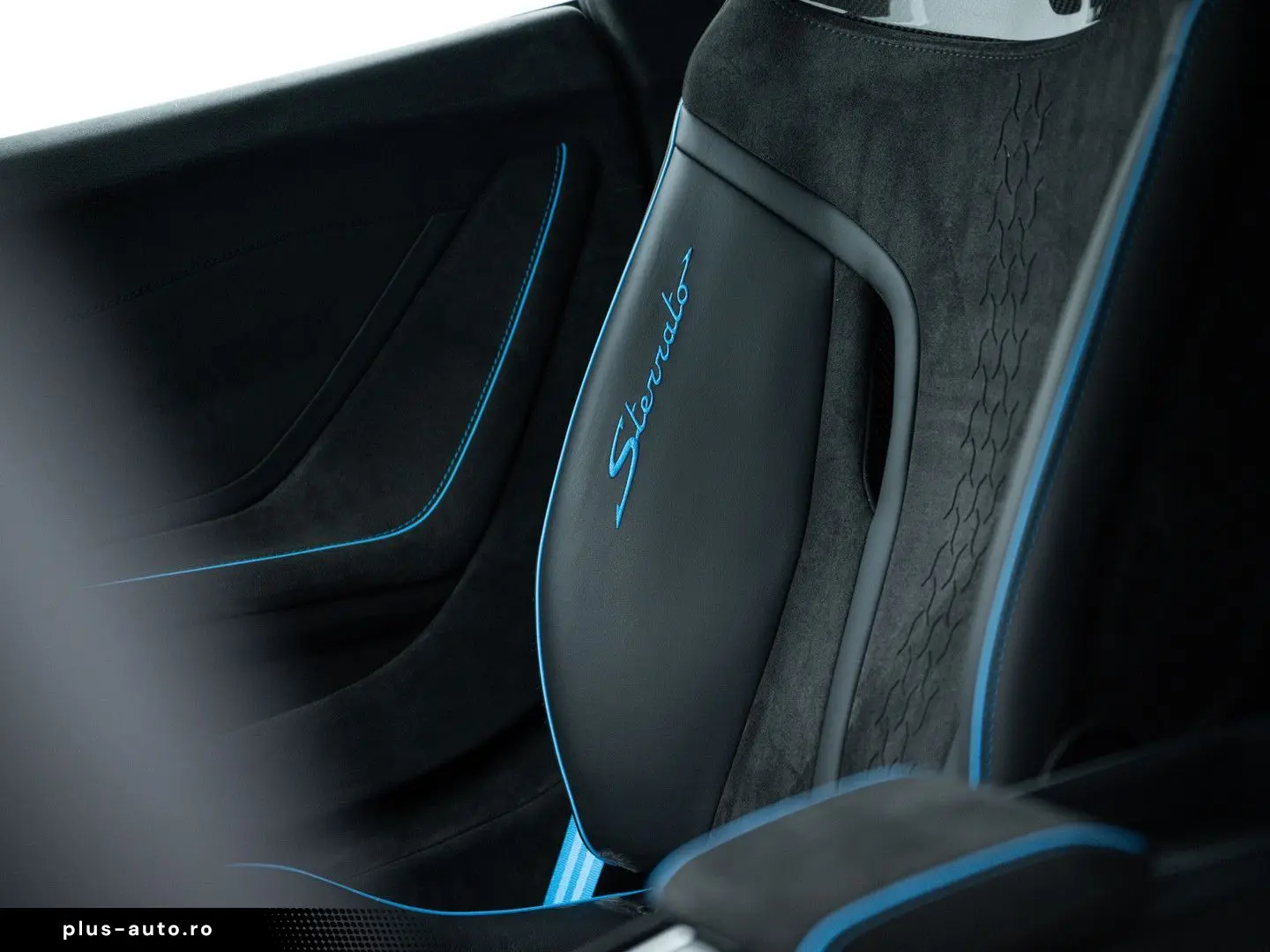 LAMBORGHINI Huracán Sterrato I Blu Arione I Black roof