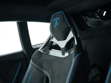 LAMBORGHINI Huracán Sterrato I Blu Arione I Black roof