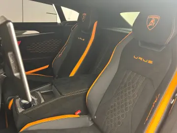 LAMBORGHINI Urus PERFORMANTE FULL CARBON AKRAPOVIC