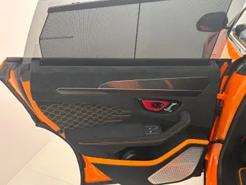 LAMBORGHINI Urus PERFORMANTE FULL CARBON AKRAPOVIC