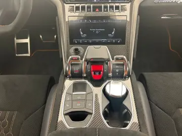 LAMBORGHINI Urus PERFORMANTE FULL CARBON AKRAPOVIC