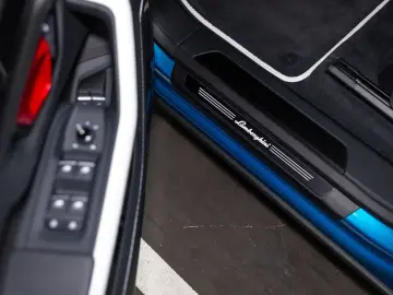 LAMBORGHINI Urus SE MY2025