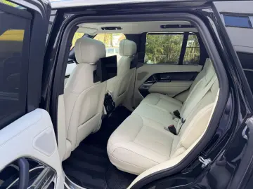 LAND ROVER Range Rover D 300 SE SWB LED Pano FondTV Sitzbe.