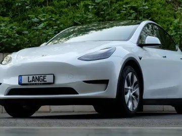 TESLA Model Y RWD  AHK  Autopilot3  Premiumsoundsystem