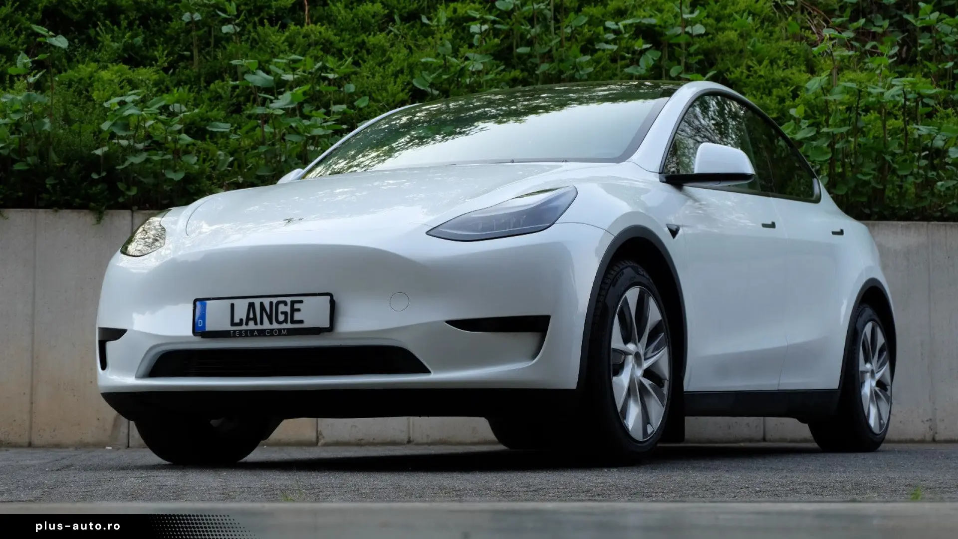 TESLA Model Y RWD  AHK  Autopilot3  Premiumsoundsystem