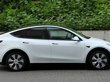 TESLA Model Y RWD  AHK  Autopilot3  Premiumsoundsystem