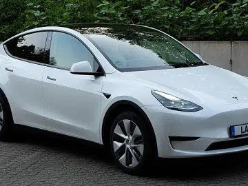 TESLA Model Y RWD  AHK  Autopilot3  Premiumsoundsystem