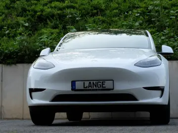 TESLA Model Y RWD  AHK  Autopilot3  Premiumsoundsystem