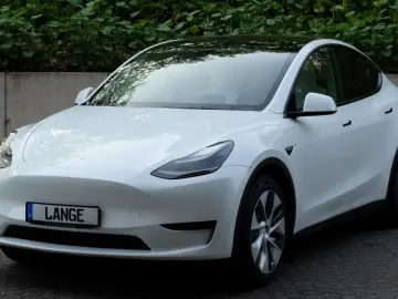 TESLA Model Y RWD  AHK  Autopilot3  Premiumsoundsystem