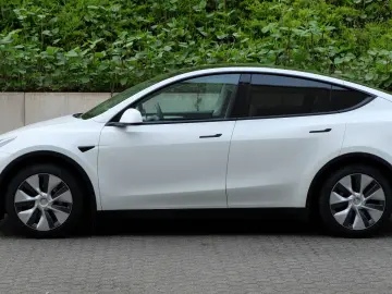TESLA Model Y RWD  AHK  Autopilot3  Premiumsoundsystem