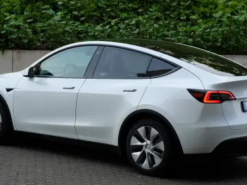 TESLA Model Y RWD  AHK  Autopilot3  Premiumsoundsystem
