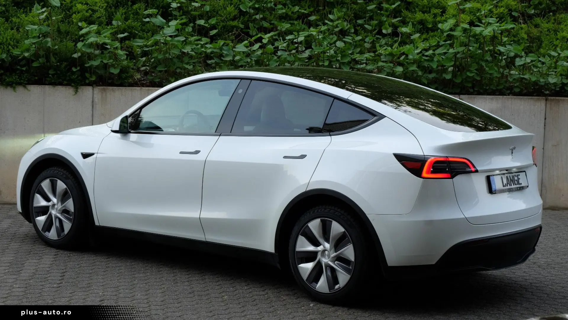 TESLA Model Y RWD  AHK  Autopilot3  Premiumsoundsystem