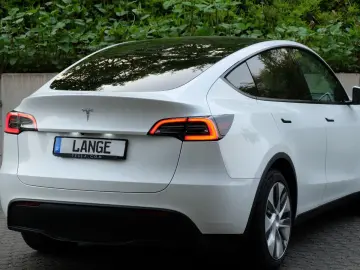 TESLA Model Y RWD  AHK  Autopilot3  Premiumsoundsystem