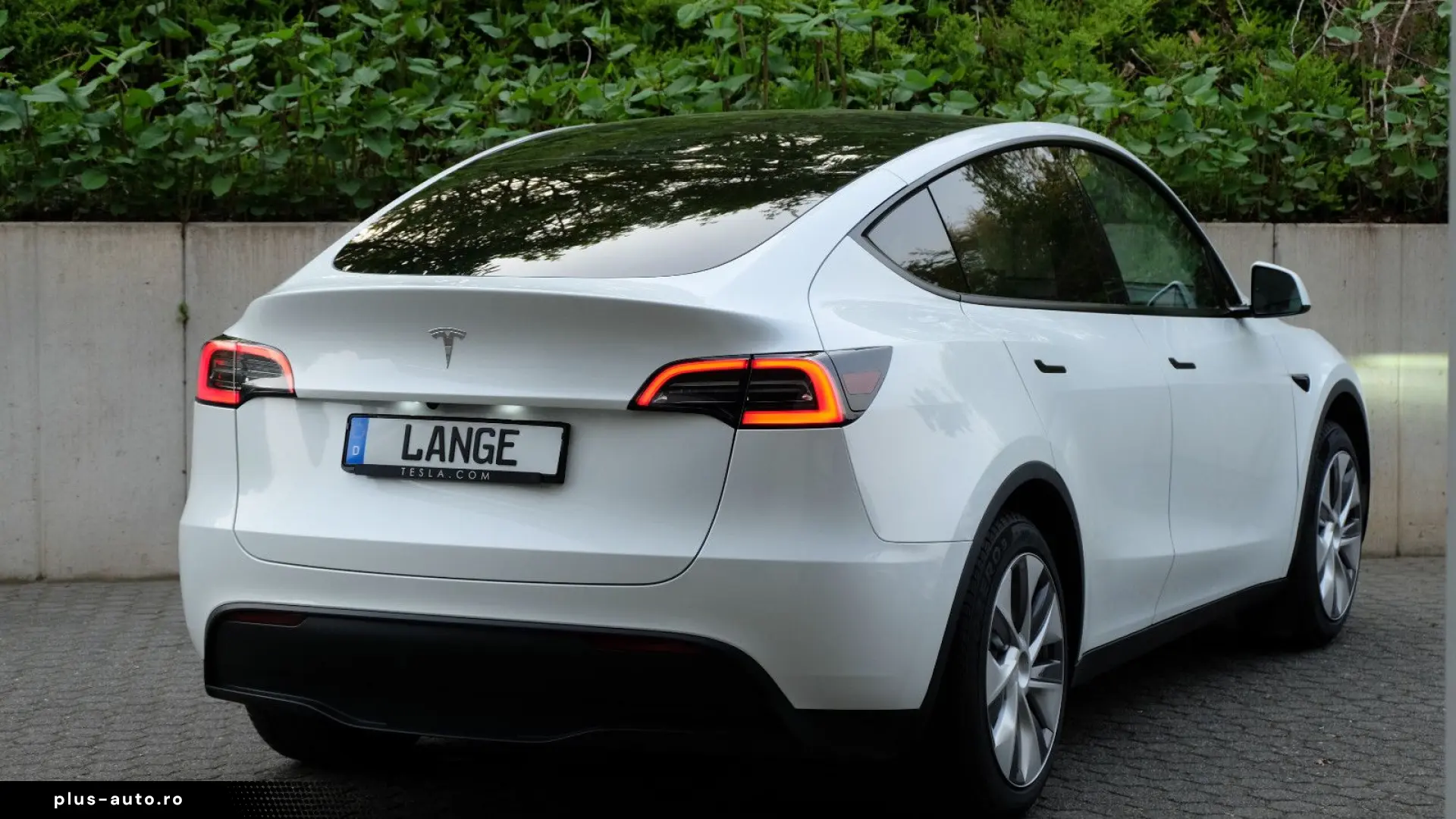 TESLA Model Y RWD  AHK  Autopilot3  Premiumsoundsystem