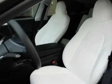 TESLA Model Y RWD  AHK  Autopilot3  Premiumsoundsystem