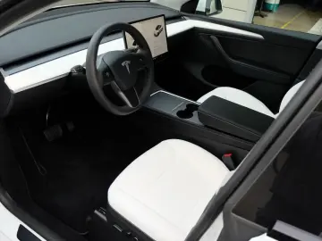 TESLA Model Y RWD  AHK  Autopilot3  Premiumsoundsystem