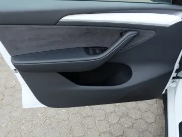 TESLA Model Y RWD  AHK  Autopilot3  Premiumsoundsystem