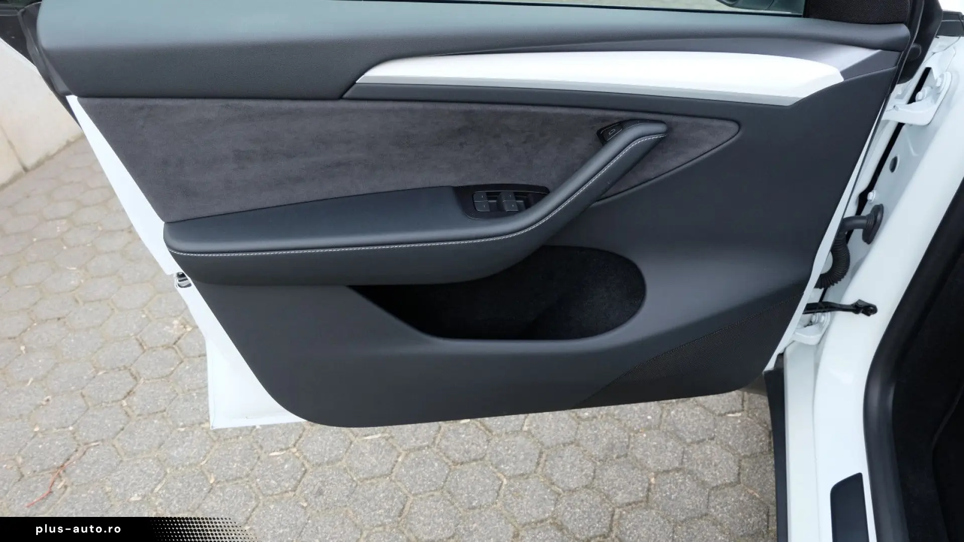 TESLA Model Y RWD  AHK  Autopilot3  Premiumsoundsystem