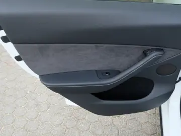 TESLA Model Y RWD  AHK  Autopilot3  Premiumsoundsystem