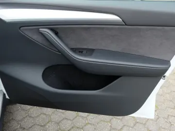 TESLA Model Y RWD  AHK  Autopilot3  Premiumsoundsystem
