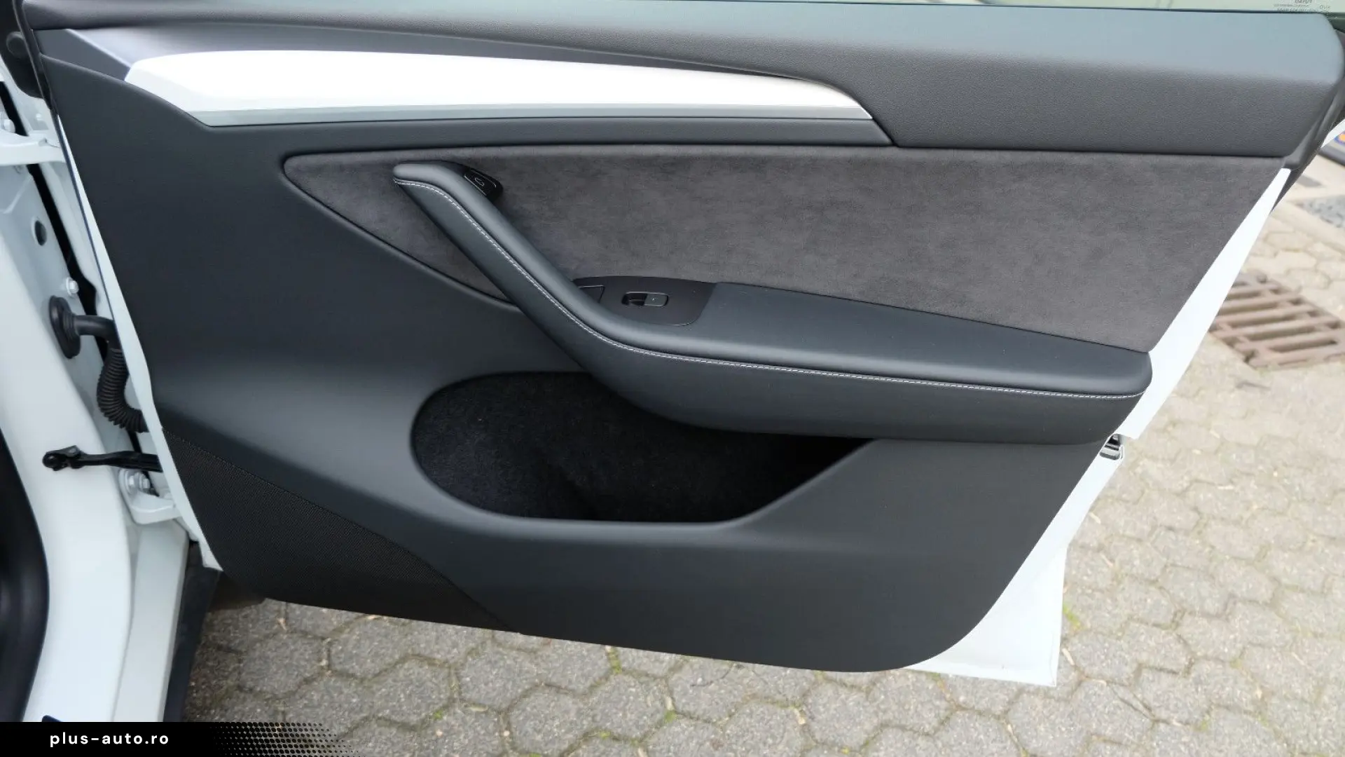 TESLA Model Y RWD  AHK  Autopilot3  Premiumsoundsystem