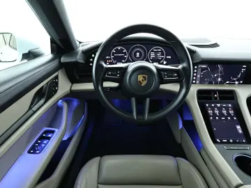 PORSCHE Taycan Plus Navi HUD Bose Pano Sitzhzg.