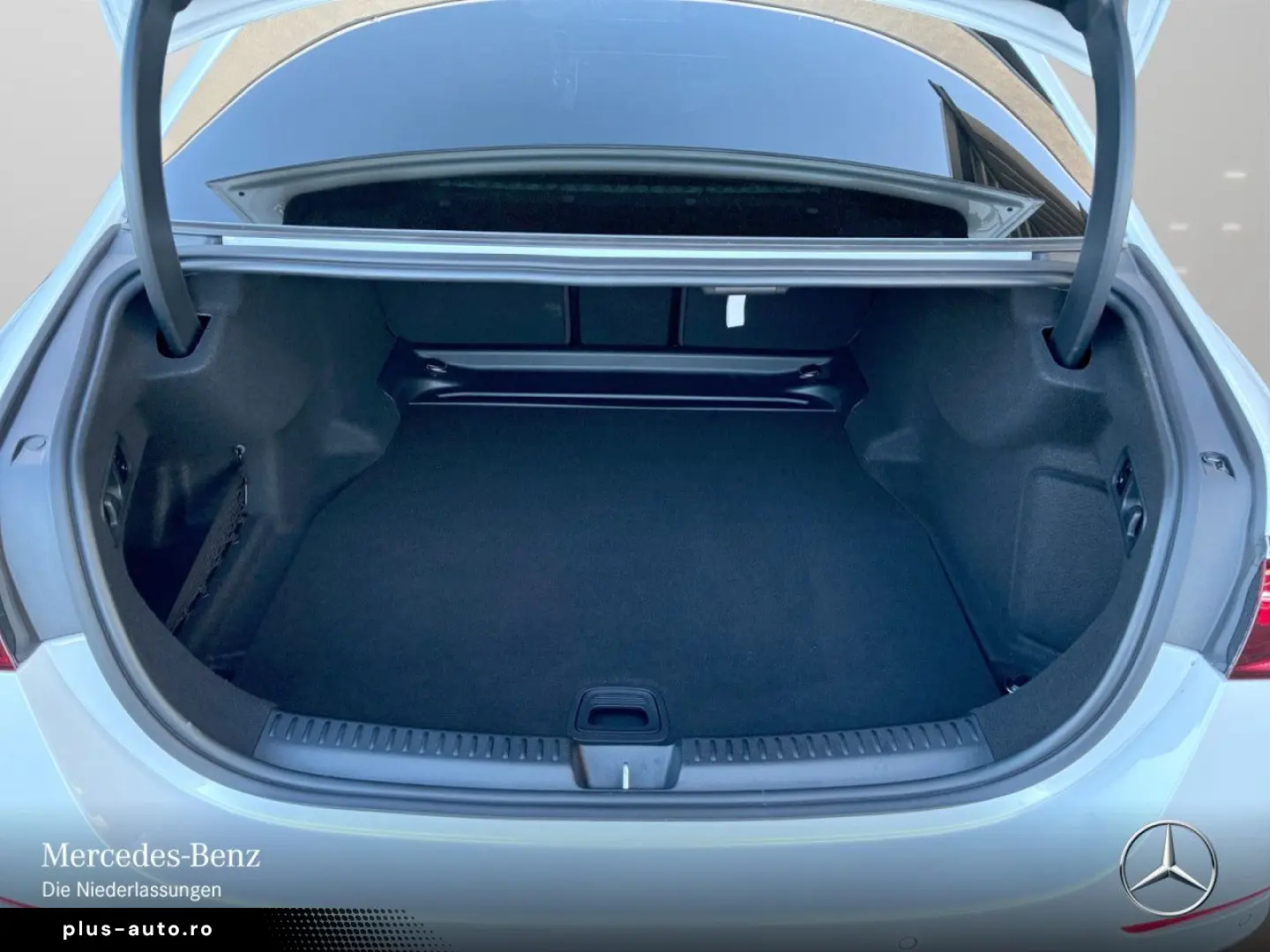 MERCEDES-BENZ E 200 AMG Adv. Night Pano  20 4DBurmester 360