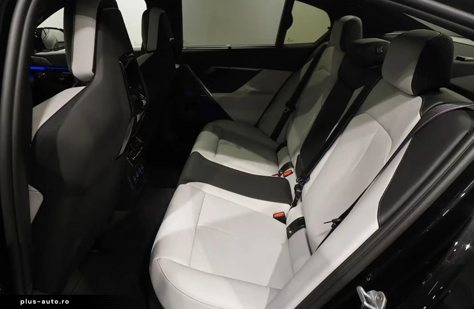 BMW M5 Pro Comfort Package B&W