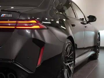 BMW M5 Pro Comfort Package B&W