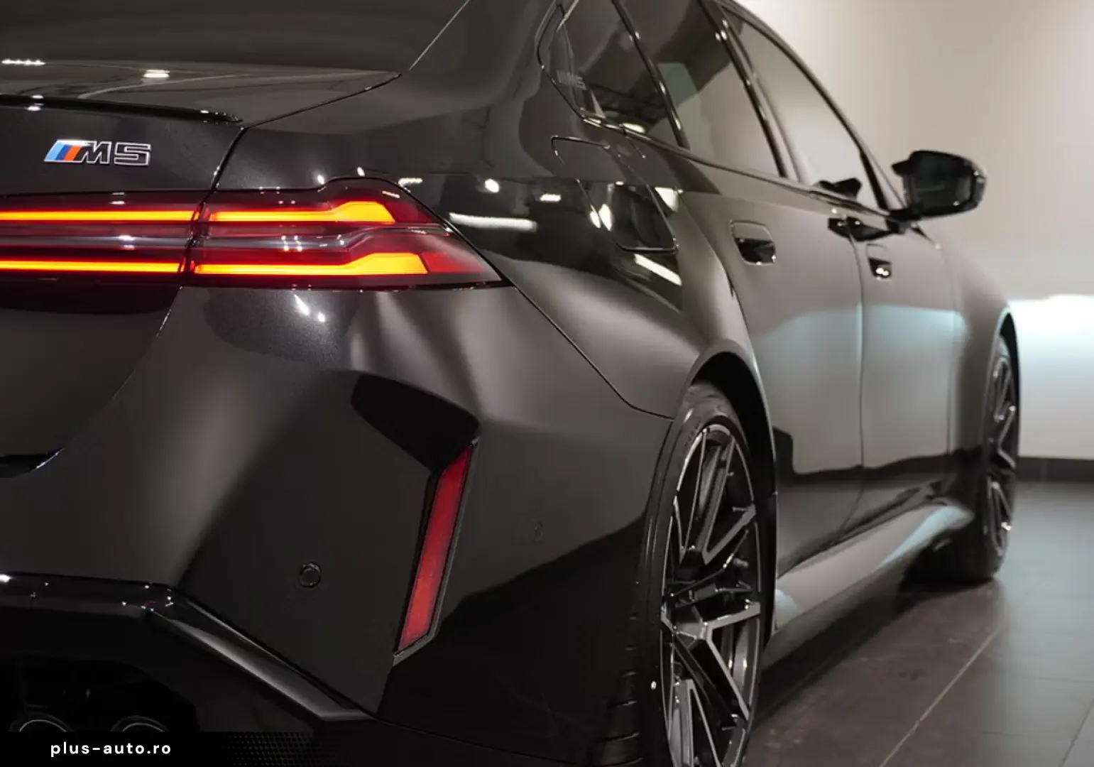 BMW M5 Pro Comfort Package B&W