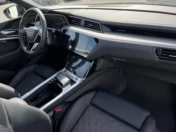 AUDI Q8 e-tron S line Black Style 367€ m.20% Anz. 114