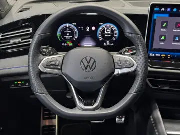 VW Tiguan R-Line 1.5 TSI eHybrid   MATRIX NAVI PANO