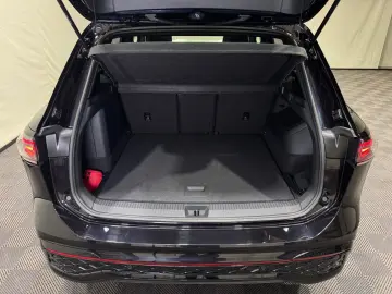 VW Tiguan R-Line 1.5 TSI eHybrid   MATRIX NAVI PANO