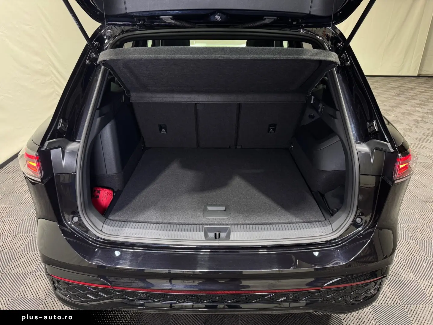 VW Tiguan R-Line 1.5 TSI eHybrid   MATRIX NAVI PANO