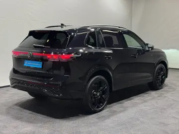 VW Tiguan R-Line 1.5 TSI eHybrid   MATRIX NAVI PANO