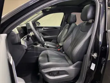 VW Tiguan R-Line 1.5 TSI eHybrid   MATRIX NAVI PANO
