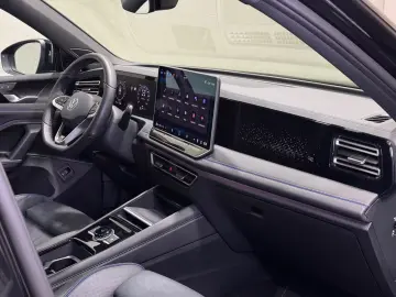 VW Tiguan R-Line 1.5 TSI eHybrid   MATRIX NAVI PANO