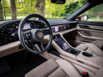 PORSCHE Taycan Cross Turismo 4 93 kWh Panorama 18-Wegs S