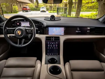 PORSCHE Taycan Cross Turismo 4 93 kWh Panorama 18-Wegs S