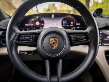 PORSCHE Taycan Cross Turismo 4 93 kWh Panorama 18-Wegs S