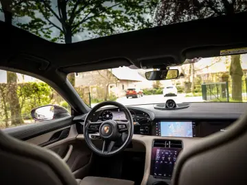 PORSCHE Taycan Cross Turismo 4 93 kWh Panorama 18-Wegs S