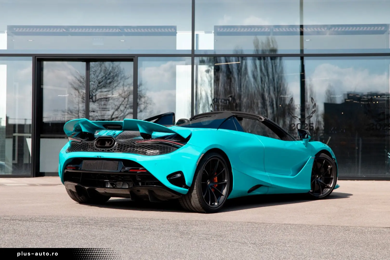 MCLAREN 750S Spider   Tokyo Cyan   Carbon Int.   B&W