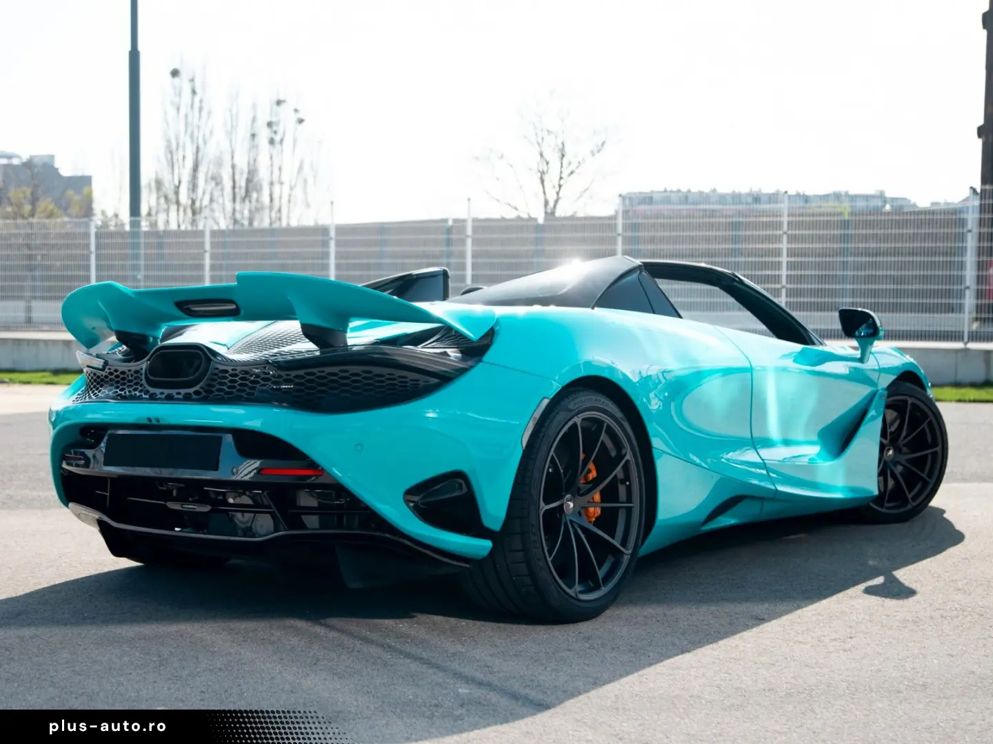 MCLAREN 750S Spider   Tokyo Cyan   Carbon Int.   B&W