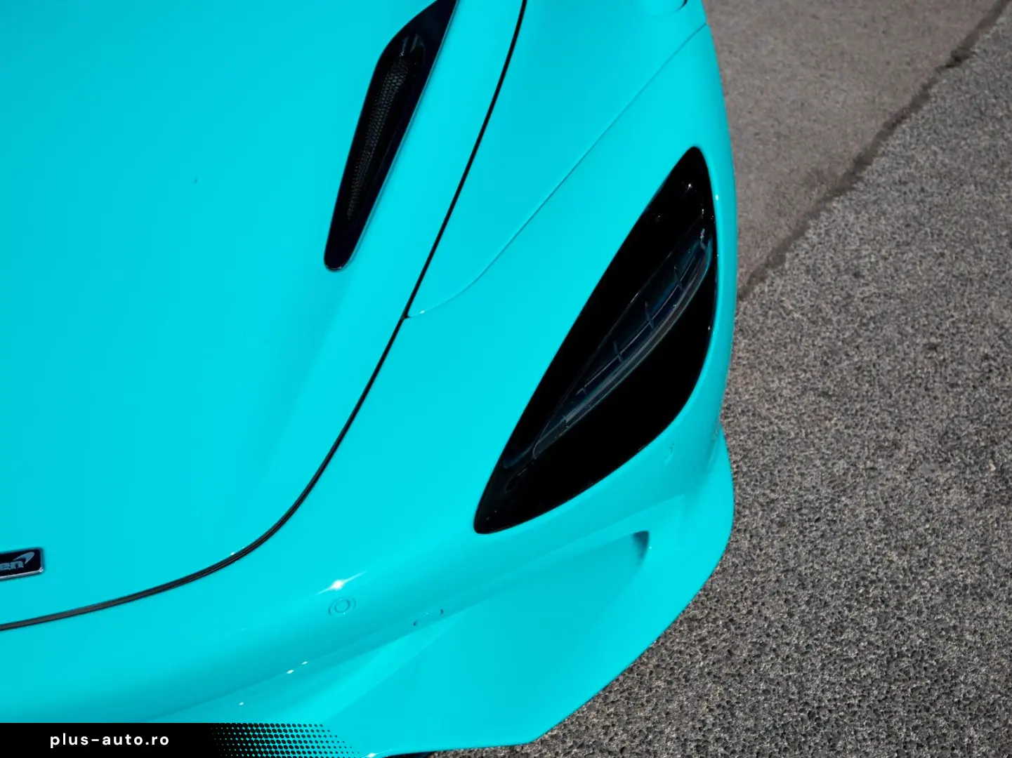 MCLAREN 750S Spider   Tokyo Cyan   Carbon Int.   B&W