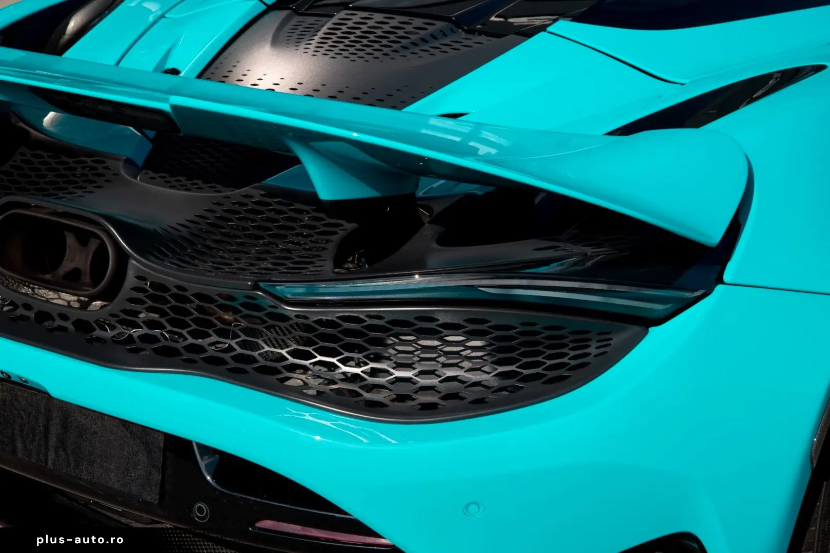 MCLAREN 750S Spider   Tokyo Cyan   Carbon Int.   B&W