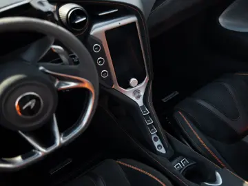 MCLAREN 750S Spider   Tokyo Cyan   Carbon Int.   B&W