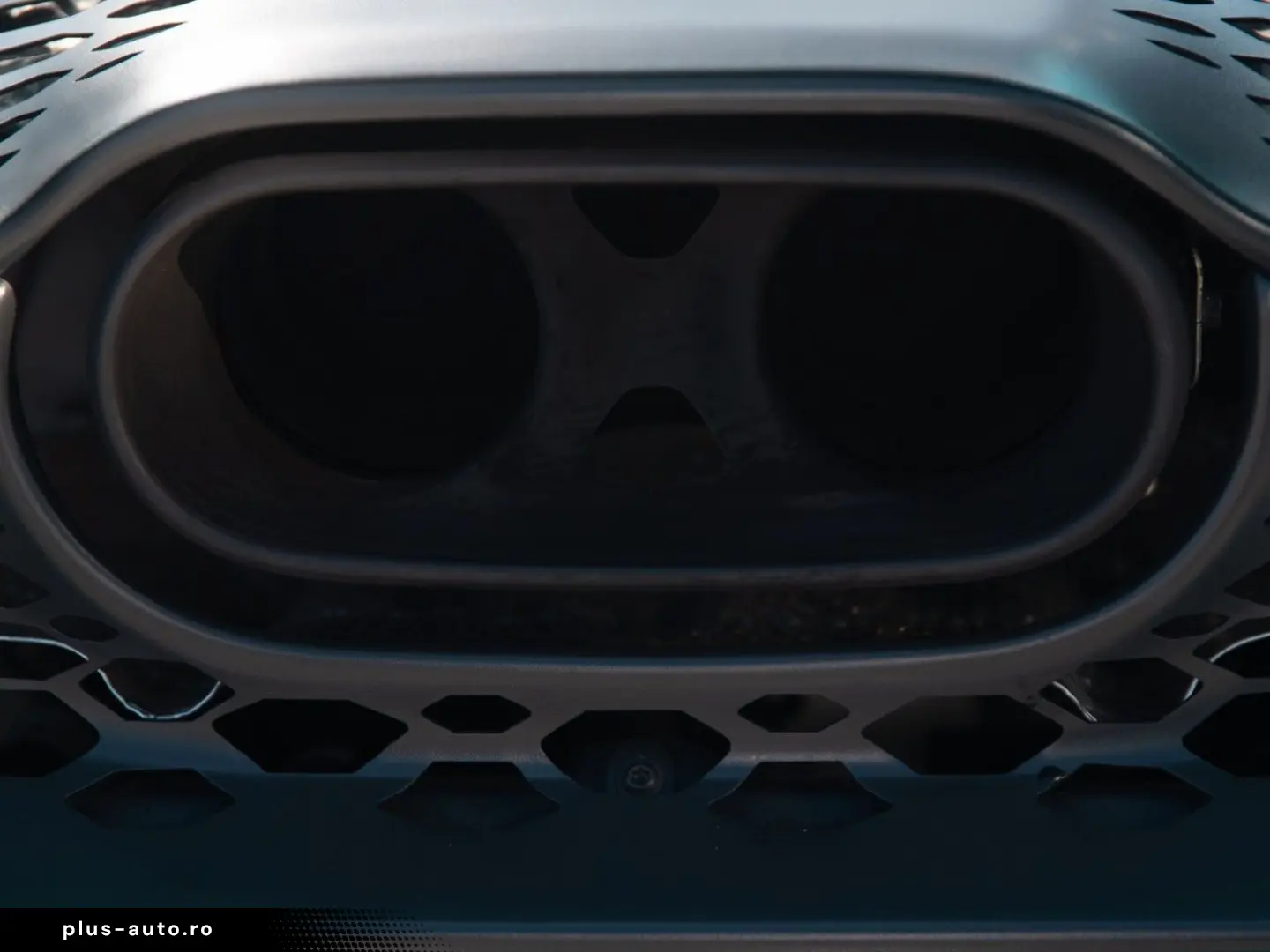 MCLAREN 750S Spider   Tokyo Cyan   Carbon Int.   B&W