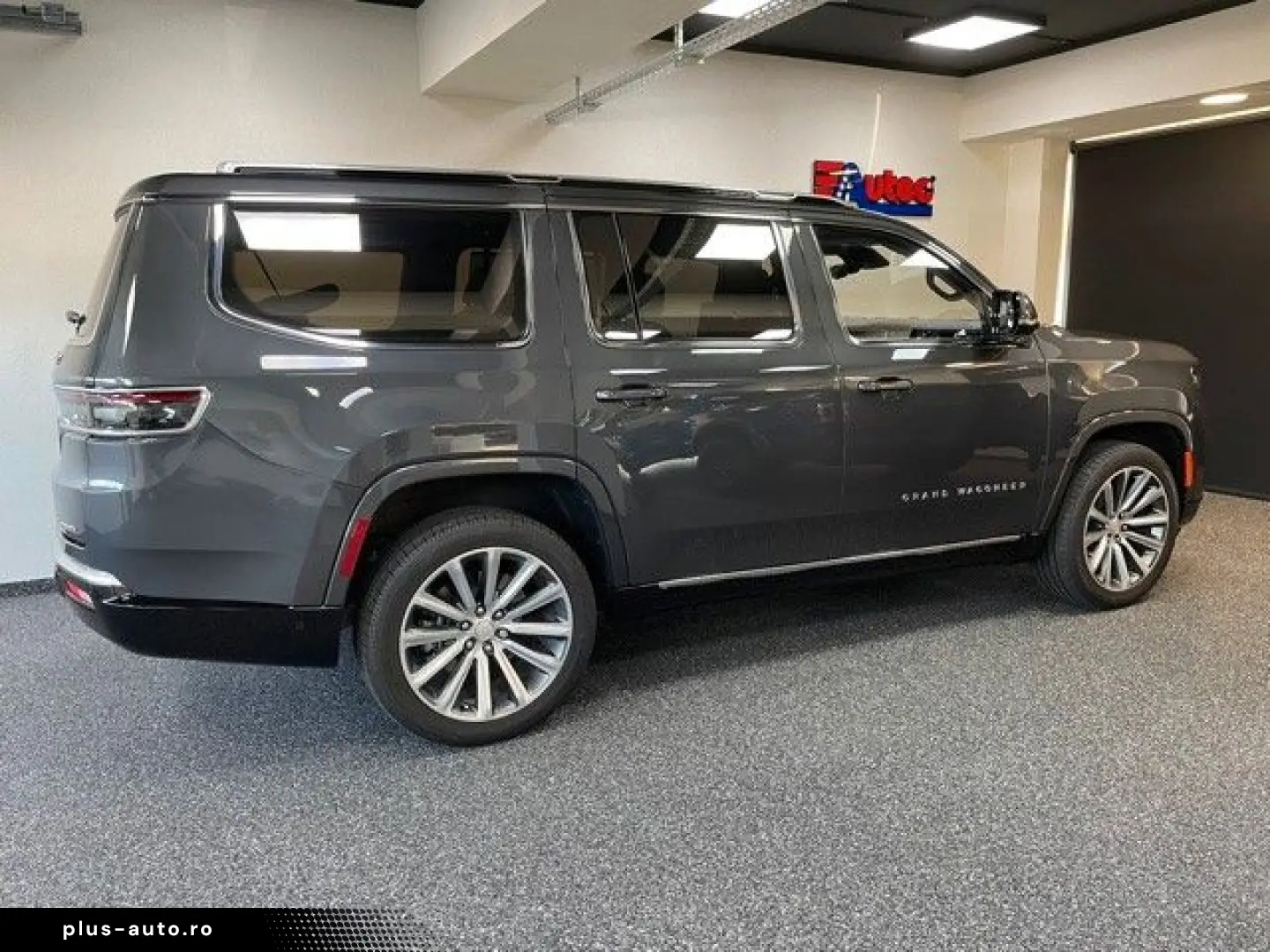 JEEP GRAND WAGONEER 6.4L V-8 LPG  NIGHT VIEW 1. HAND