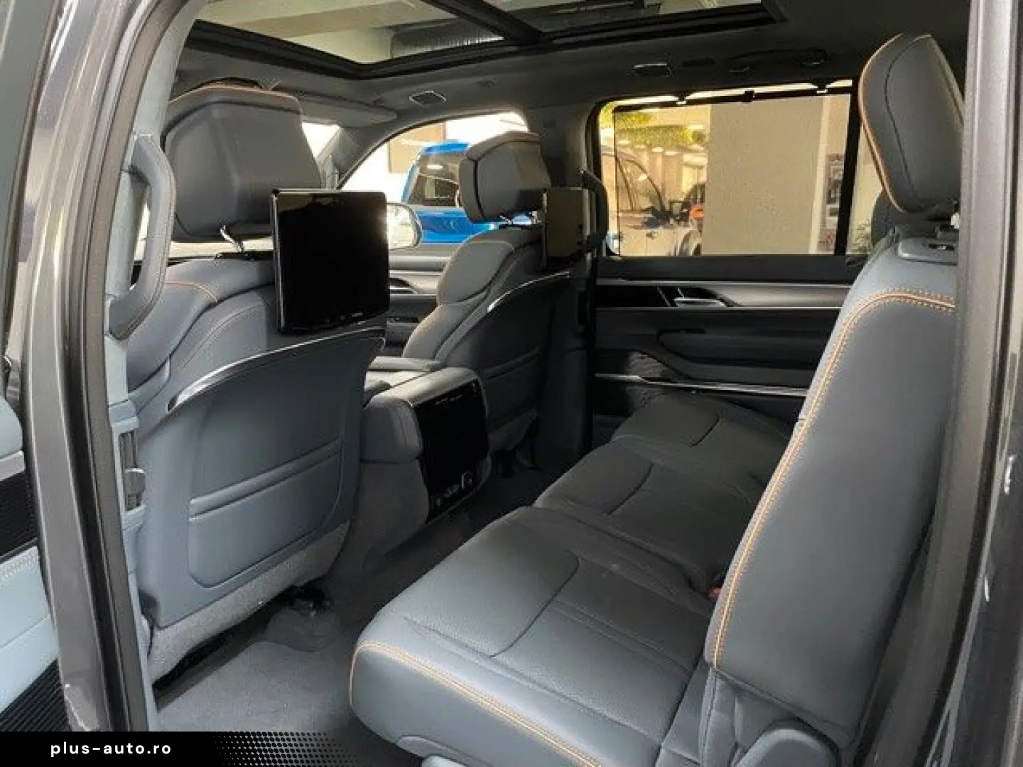 JEEP GRAND WAGONEER 6.4L V-8 LPG  NIGHT VIEW 1. HAND