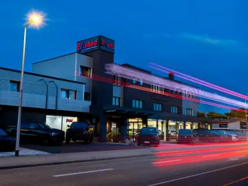 JEEP GRAND WAGONEER 6.4L V-8 LPG  NIGHT VIEW 1. HAND